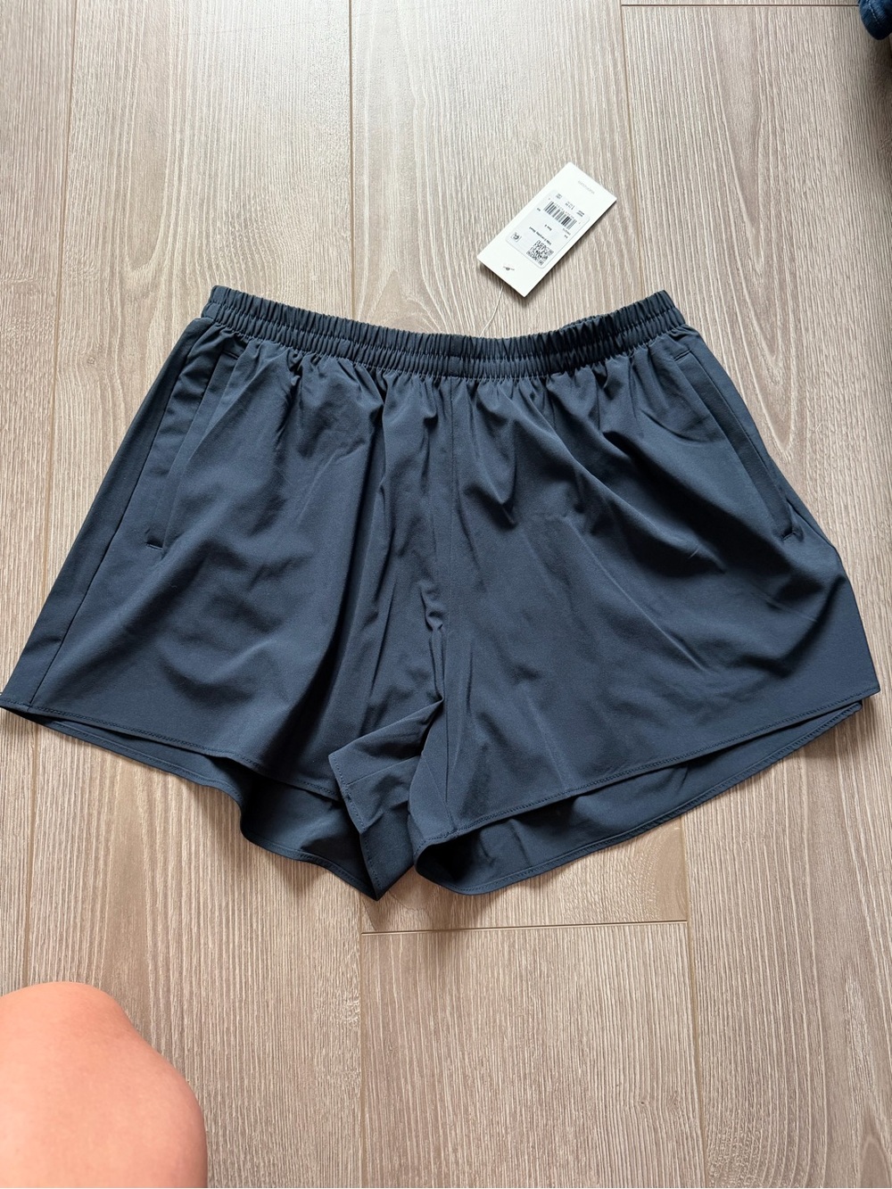 Vuori Villa Everyday Short Black breezy lightweight travel airy athletic sporty - Picture 2 of 6